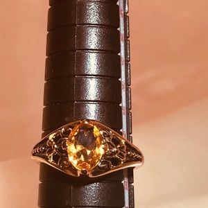 Beautiful Citrine Goldtone Ring w/Black accents.